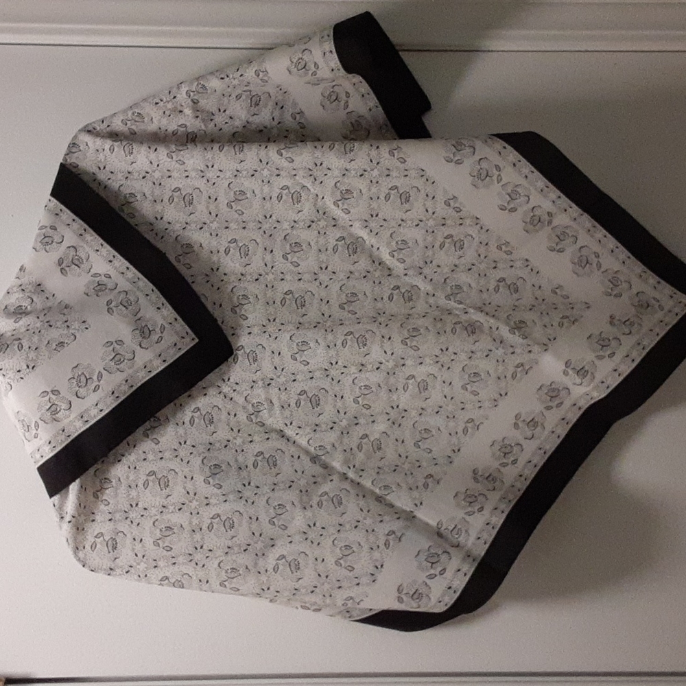 Vintage Women's Black And White Scarf